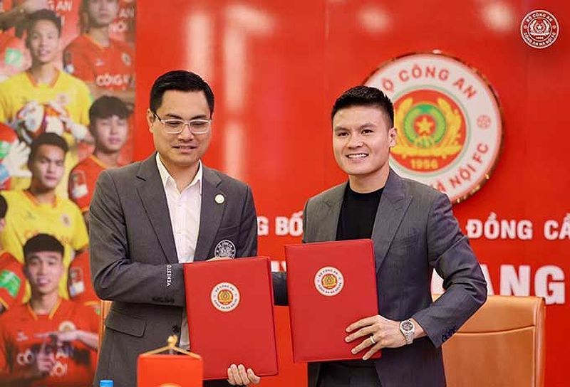 Nguyễn Quang Hải cùng đội tuyển Việt Nam sau chức vô địch AFF Cup 2018